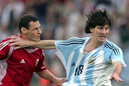 Nhìn lại tấm thẻ đỏ của Messi ở lần đầu khoác áo tuyển Argentina