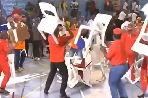 Hỗn chiến bằng ghế giữa các nghị sĩ Nam Phi trên sóng truyền hình
