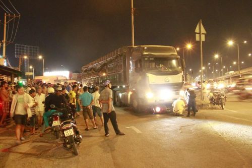 Xe tải kéo lê xe máy 10 mét, hai người chết thảm