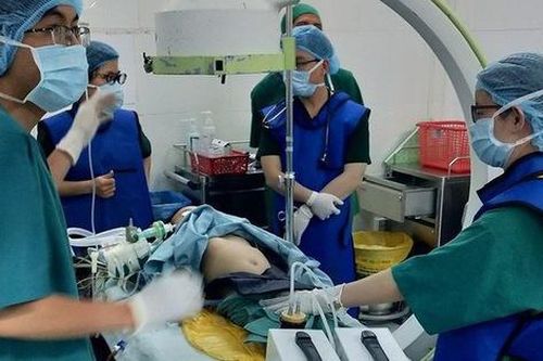 Con đang chơi đột nhiên khóc ngặt nghẽo, chân co quắp, mẹ hoảng hồn phát hiện bất thường