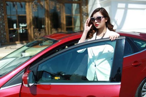 Phái đẹp lái ôtô và ẩn họa từ giày cao, váy ngắn, mất tập trung