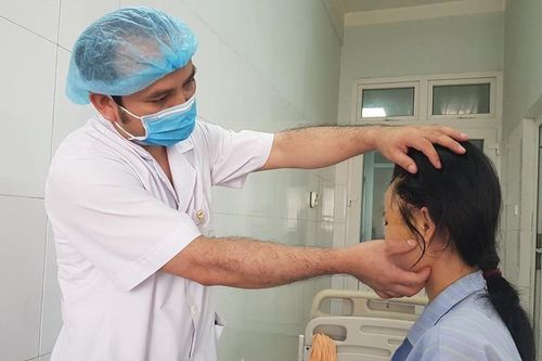 Cô gái mặt biến dạng sau khi phẫu thuật thẩm mỹ độn thái dương