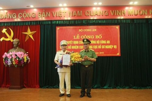 Trao quyết định của Bộ trưởng Bộ Công an về công tác cán bộ