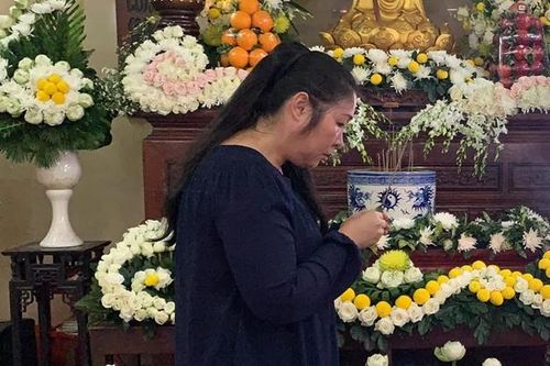Quặn lòng cảnh Hồng Vân mang di ảnh Anh Vũ trên tay: 'Vũ ơi tới nhà rồi, ba mẹ đang chờ'
