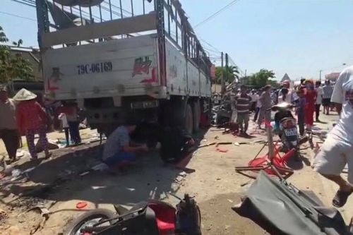 Ô tô tải lao vào quán nước, cuốn 5 người vào gầm