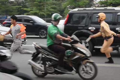 Tài xế xe máy bỏ chạy khi bị CSGT tuýt còi ở đường cao tốc trên cao