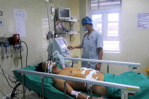 Cứu sống người đàn ông ngồi trong ô tô bị thanh sắt 3m đâm thấu ngực
