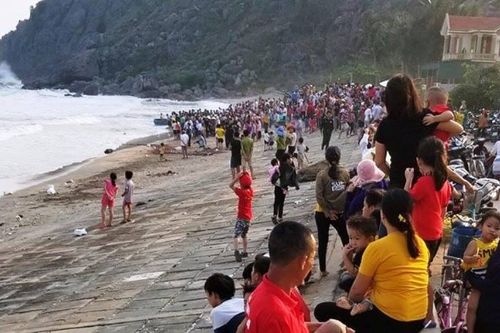 Đang tìm kiếm học sinh lớp 5 bị đuối nước khi tắm biển