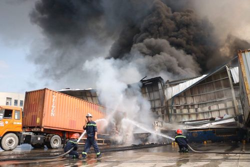 Lửa bao trùm kho chứa gỗ ở khu công nghiệp Sóng Thần