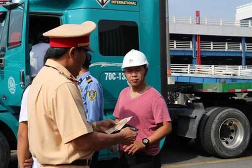 Tài xế container dương tính với ma túy nói mình... uống thuốc cảm