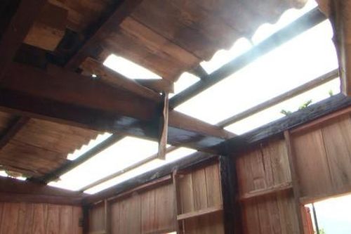 Lốc xoáy kèm mưa lớn 'thổi tung' hàng chục mái nhà dân