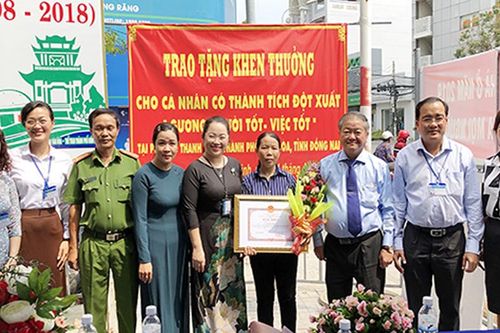 Trao Bằng khen cho người bán vé số