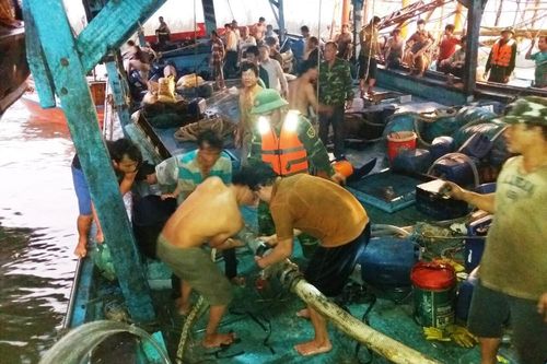 Tàu câu mực va vào rạn đá ngầm, nhiều ngư dân bị thương