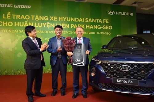 Huấn luyện viên Park Hang Seo được Tập đoàn Thành Công và Hyundai trao tặng xe Hyundai Santa Fe