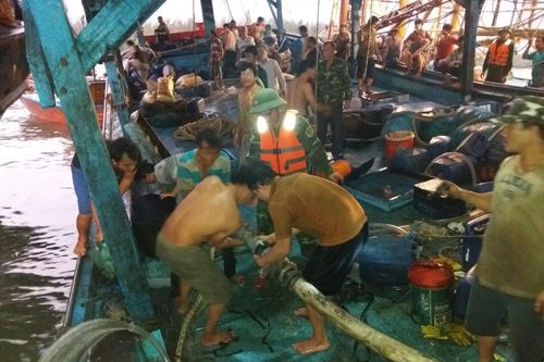 Cứu 51 thuyền viên trên tàu câu mực bị phá nước trên biển