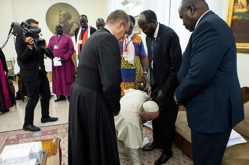 Giáo hoàng phá lệ hôn chân lãnh đạo Nam Sudan từng nội chiến