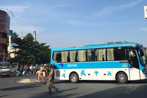 Bà bán vé số ở Sài Gòn bị xe khách cán tử vong
