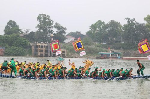 Sôi động Hội thi bơi chải truyền thống trên sông Lô