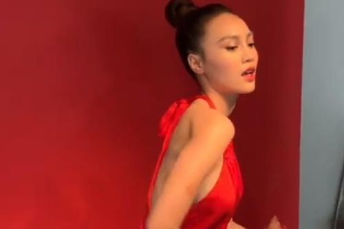 Clip Ninh Dương Lan Ngọc gầy gò khi tạo dáng