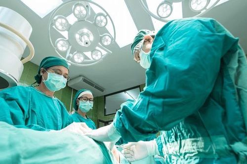 Mổ cấp cứu lấy thai nhi vì nội tạng phát triển ngoài ổ bụng