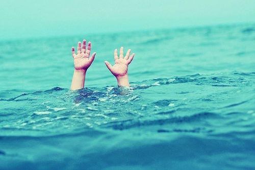 Hai bé trai tử vong khi tắm biển