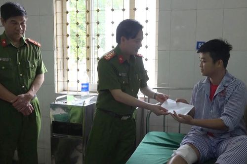 Bị đâm thủng đầu gối, Thiếu úy công an nén đau đuổi bắt tội phạm