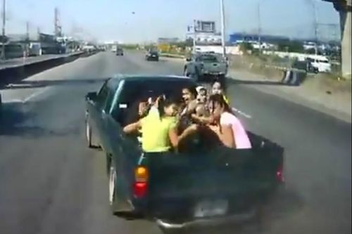 Va chạm xe cùng chiều, loạt người ngồi thùng bán tải văng ra ngoài