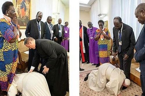 Lý do Giáo Hoàng quỳ mọp, hôn chân các lãnh đạo Nam Sudan