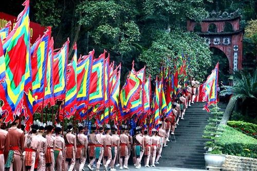 Khởi hành lên núi Nghĩa Lĩnh, dâng hương tưởng niệm các vua Hùng
