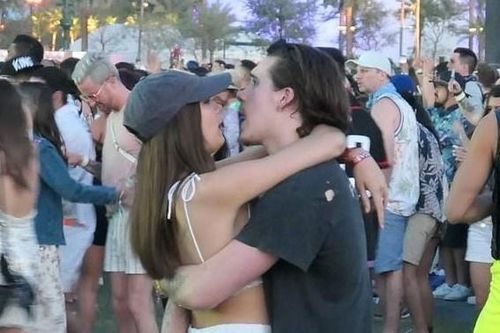 Brooklyn Beckham ôm hôn bạn gái không ngừng nghỉ ở nhạc hội Coachella