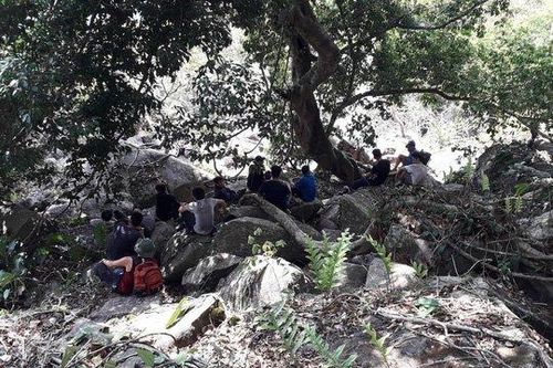 Giải cứu 2 người bị ong đốt nguy kịch, mắc kẹt trên núi Bà Đen