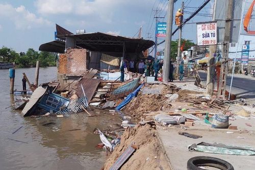 4 căn nhà bị trôi xuống sông lúc giữa trưa