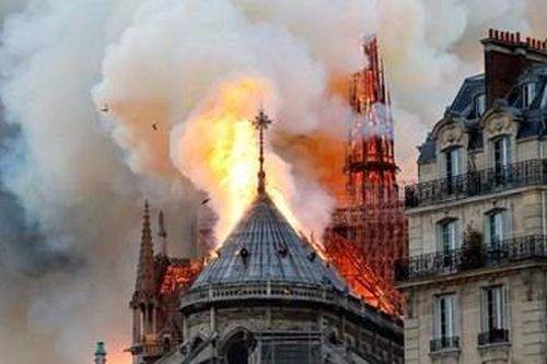 Bàng hoàng cảnh tượng Nhà thờ Đức Bà Paris bị lửa thiêu rụi