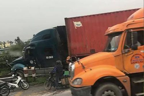 Xe container đâm chết người đi xe máy, cắm đầu vào đường ray tàu hỏa