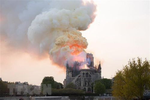 Cảnh trùng tu Nhà thờ Đức Bà Paris vài ngày trước vụ hỏa hoạn
