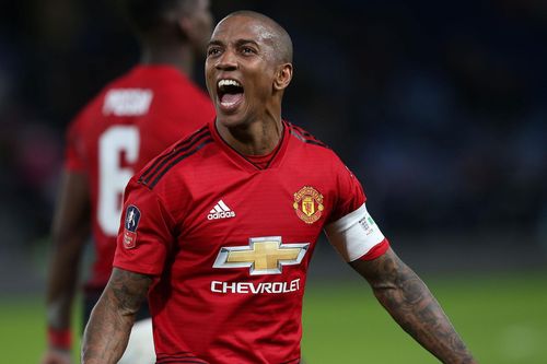 CĐV Man United trút giận lên Ashley Young sau trận thua Barca