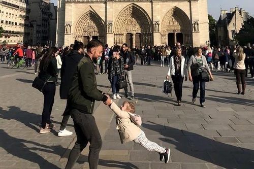 Ảnh 'cha và con gái' vui đùa trước Nhà thờ Đức Bà Paris gây sốt
