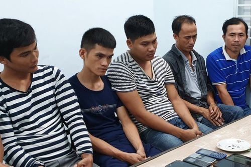Cảnh sát mật phục giữa trưa bắt nhóm xóc đĩa ở nghĩa địa