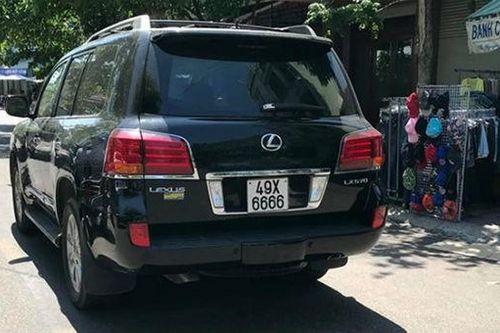 Lái xe tông vào đám tang bị cấm xuất cảnh