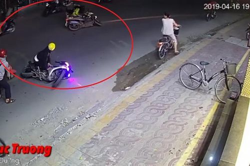 Tông vào hai cô gái, tên trộm xe máy bỏ của chạy lấy người