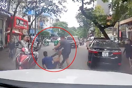 Quay đầu ô tô không xin đường, tài xế còn 'hùng hổ', bị dân đánh tới tấp