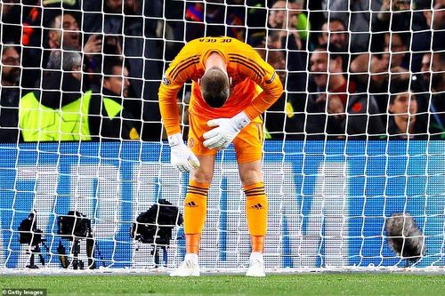 CĐV MU giận dữ đòi đuổi Ashley Young, gọi De Gea là 'Karius mới'