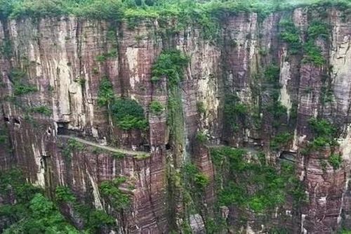 Đường hầm cheo leo trên vách đá bên bờ vực thẳm ở Trung Quốc