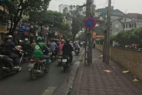 Thi thể người phụ nữ bên cạnh xe máy lúc rạng sáng ở Hà Nội