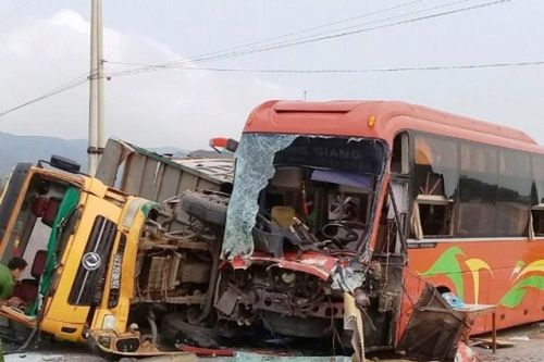 Đầu xe khách nát vụn sau khi đâm vào sườn xe tải