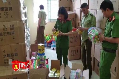 Phát hiện 3,5 tấn bánh kẹo các loại và 2 tấn đồ chơi trẻ không rõ nguồn gốc