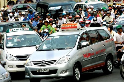 Hiệp hội taxi và Grab lại 'đại chiến' chuyện 'đeo mào'