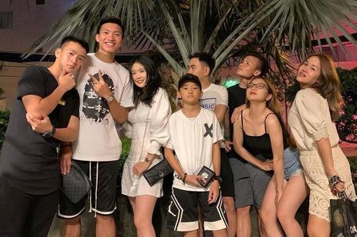 Tiến Dũng, Quang Hải và dàn cầu thủ mừng sinh nhật tuổi 20 của Văn Hậu