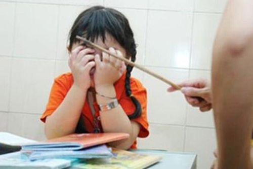 Bác bỏ khả năng cô giáo gây thương tích mắt cho học sinh