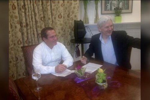 Cựu Ngoại trưởng Ecuador bị Interpol xếp vào 'danh sách đỏ'